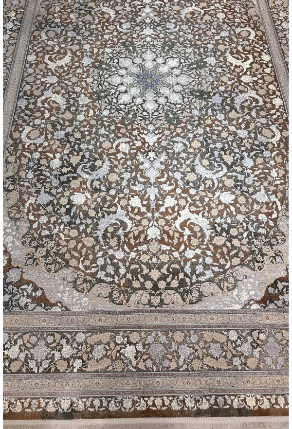Traditional Brown/Gold/White Silky Rug